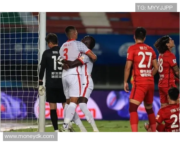 颜骏凌29次扑救展现神勇表现助力球队逆转局势的精彩瞬间